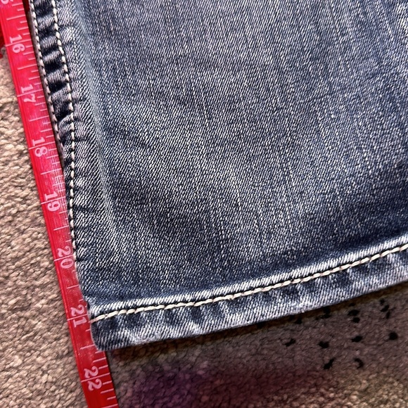 Ladies Miss Me Signature Cuffed Capri - Picture 7 of 8